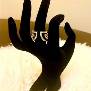 Beautiful rhinestone ring size 8, will beautifully accessorize any outfit💕